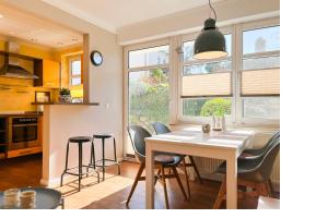 Η κουζίνα ή μικρή κουζίνα στο Ferienhaus am Deich Wohnung 02
