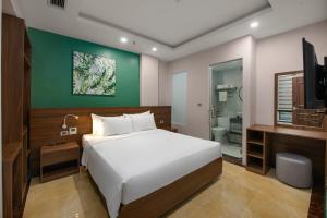 Postel nebo postele na pokoji v ubytování Nature Hanoi Hotel