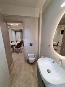 イグメニツァにあるZigos Apartmentsのバスルーム(洗面台、トイレ、テーブル付) +40枚の写真