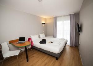Aparthotel Adagio Access Paris Maisons-Alfort tesisinde bir odada yatak veya yataklar
