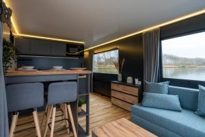The Boathouse Company - Casa flotante experience - Real Club Náutico, El Puerto de Santa María的休息区