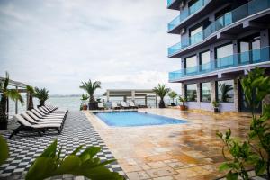 Un complejo con piscina y un edificio. en Almar Lake View Boutique H, en Mamaia