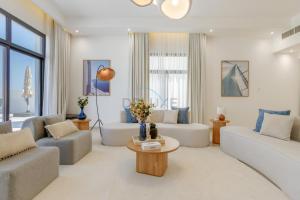 A seating area at Sea Views 4BR and Assistant's Room Villa with Heated Pool, Sharm - Al Dana Villa, Al Dana Island by Deluxe Holiday Homes Még 36 kép