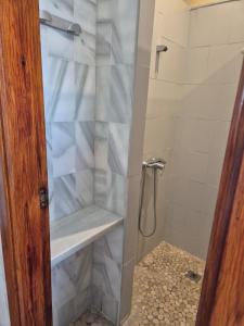 een douche in een badkamer met een glazen deur bij Java Yate in Rota