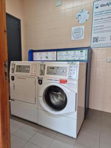 een wasmachine en een wasmachine in de kamer bij Java Yate in Rota