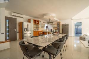 a kitchen and dining room with a table and chairs at Villa Yuka- Luxurious Villa in Eilat