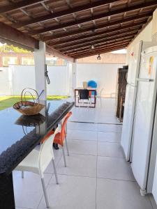 een keuken en eetkamer met een tafel en een koelkast bij Praia Grande House in Fundão