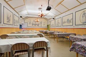 Mikaelsgården في فاغاردا: غرفة طعام بها طاولات وكراسي وثريا