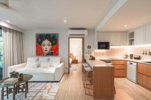 Kuchyň nebo kuchyňský kout v ubytování Bang Tao Beach Zenith Large Loft - 100m to Beach