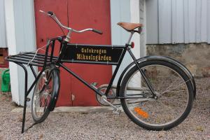 Mikaelsgården في فاغاردا: دراجة سوداء متوقفة أمام المبنى