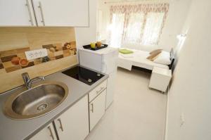 Kuchyň nebo kuchyňský kout v ubytování Apartmani Katuric-centar + 146 fotografií