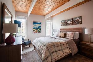 Postel nebo postele na pokoji v ubytování WALK to Town, Hikes, & Ski Lift! Pool & Hot Tubs!