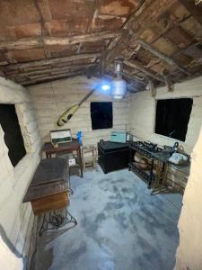 a room with a kitchen and a room with a stove at Acomodações Hilton 100 in Ipueiras