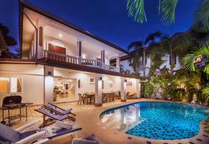 パタヤ・サウスにあるvilla sabaidiのヴィラ(家の前にスイミングプール付)