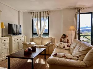 un soggiorno con due divani e un tavolino da caffè di Duplex Golf El Mirador de Rovacías - Monabri a Comillas