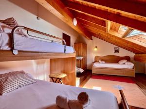 una camera con 2 letti a castello in mansarda di Duplex Golf El Mirador de Rovacías - Monabri a Comillas Altre 27 foto