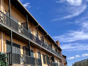 un edificio con balconi e cielo azzurro di Duplex Golf El Mirador de Rovacías - Monabri a Comillas