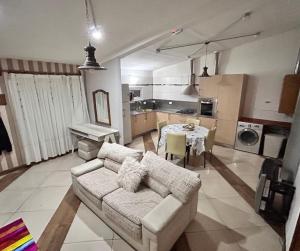 里奥格兰德La Bisalta的客厅里有一张沙发和一张桌子。