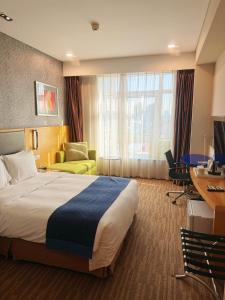 Кровать или кровати в номере Holiday Inn Express Beijing Dongzhimen by IHG