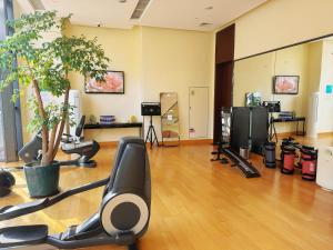 Фитнес-центр и/или тренажеры в Holiday Inn Express Beijing Dongzhimen by IHG