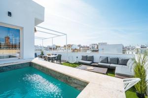 ein Haus mit Pool auf dem Dach in der Unterkunft Al Sur Home in Sevilla