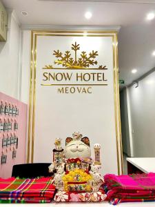 Una tienda con un letrero de Show Hotel México en la pared. en Snow Hotel, en Mèo Vạc