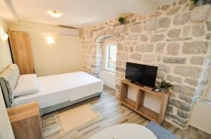 Postel nebo postele na pokoji v ubytování Apartmani Katuric-centar