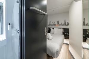 Koupelna v ubytování easyHotel Victoria + 37 fotografií