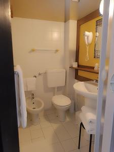 biała łazienka z toaletą i umywalką w obiekcie Hotel Elisabetta w mieście Sestri Levante +31 zdjęć