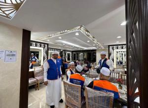a group of people standing in a room at Elaf Al bait ايلاف البيت in Mecca