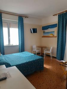 pokój hotelowy z 2 łóżkami i stołem w obiekcie Hotel Elisabetta w mieście Sestri Levante
