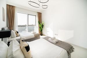 Een bed of bedden in een kamer bij Beachfront, Perfect sea view, Private beach access, 2-BDR