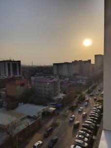 - une vue sur une ville avec des voitures garées dans une rue dans l'établissement Soonun elit, à Bishkek