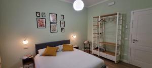 ein Schlafzimmer mit einem Bett mit zwei Kissen darauf in der Unterkunft Yuki Apartment in Rom + 18 Fotos