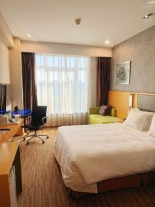 Кровать или кровати в номере Holiday Inn Express Beijing Dongzhimen by IHG