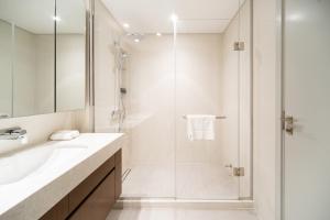 Een badkamer bij Beachfront, Perfect sea view, Private beach access, 2-BDR