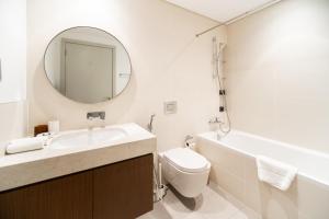 Een badkamer bij Beachfront, Perfect sea view, Private beach access, 2-BDR