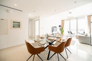 Een zitgedeelte bij Beachfront, Perfect sea view, Private beach access, 2-BDR