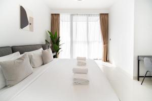 Een bed of bedden in een kamer bij Beachfront, Perfect sea view, Private beach access, 2-BDR