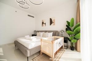 Een bed of bedden in een kamer bij Beachfront, Perfect sea view, Private beach access, 2-BDR