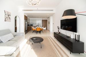 Een zitgedeelte bij Beachfront, Perfect sea view, Private beach access, 2-BDR