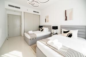 Een bed of bedden in een kamer bij Beachfront, Perfect sea view, Private beach access, 2-BDR