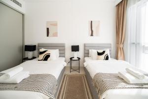 Een bed of bedden in een kamer bij Beachfront, Perfect sea view, Private beach access, 2-BDR