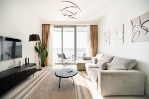 Een TV en/of entertainmentcenter bij Beachfront, Perfect sea view, Private beach access, 2-BDR
