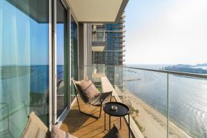 Een balkon of terras bij Beachfront, Perfect sea view, Private beach access, 2-BDR