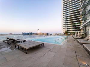 Het zwembad bij of vlak bij Beachfront, Perfect sea view, Private beach access, 2-BDR