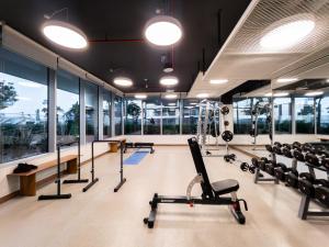 Het fitnesscentrum en/of fitnessfaciliteiten van Beachfront, Perfect sea view, Private beach access, 2-BDR