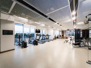 een fitnessruimte met loopbanden en cardio-apparatuur in een gebouw bij Beachfront, Perfect sea view, Private beach access, 2-BDR in Dubai +36 foto's