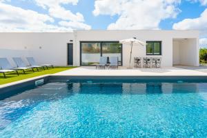 uma piscina em frente a uma casa em Villa Fifty Shades of Grey em Campelos