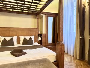 sypialnia z dużym łóżkiem i oknem w obiekcie Traditional Prague Apartment w Pradze +16 zdjęć